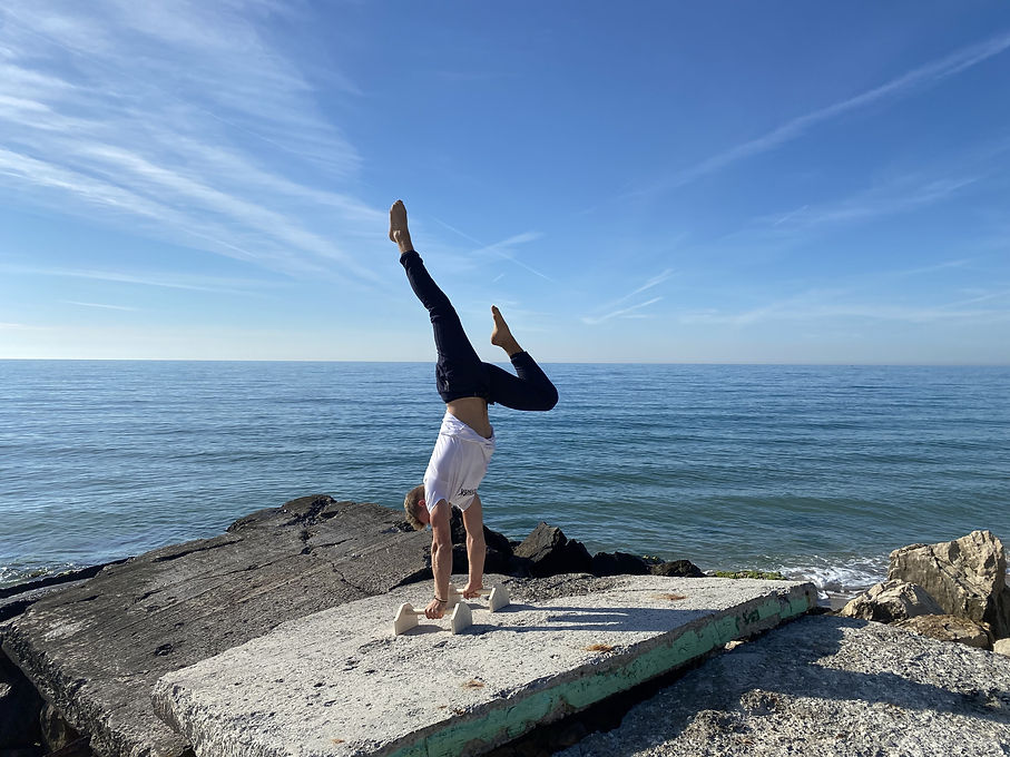 Handstand Vicky.jpeg