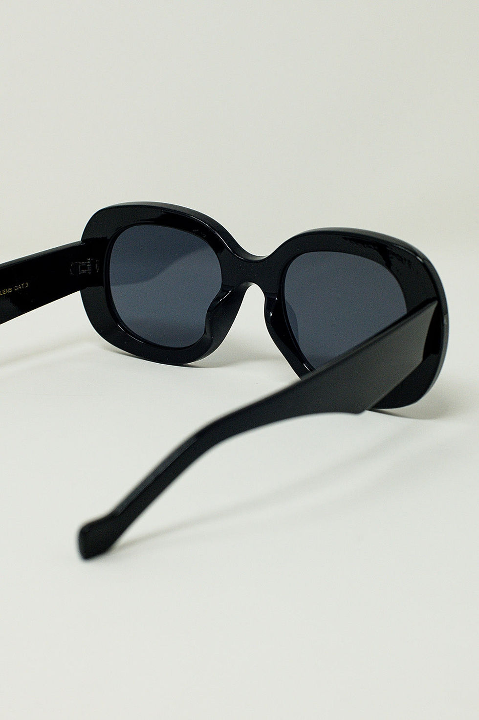 الصورة المصغرة: 🕶️ Oversized Circular Trendy Sunglasses in Black