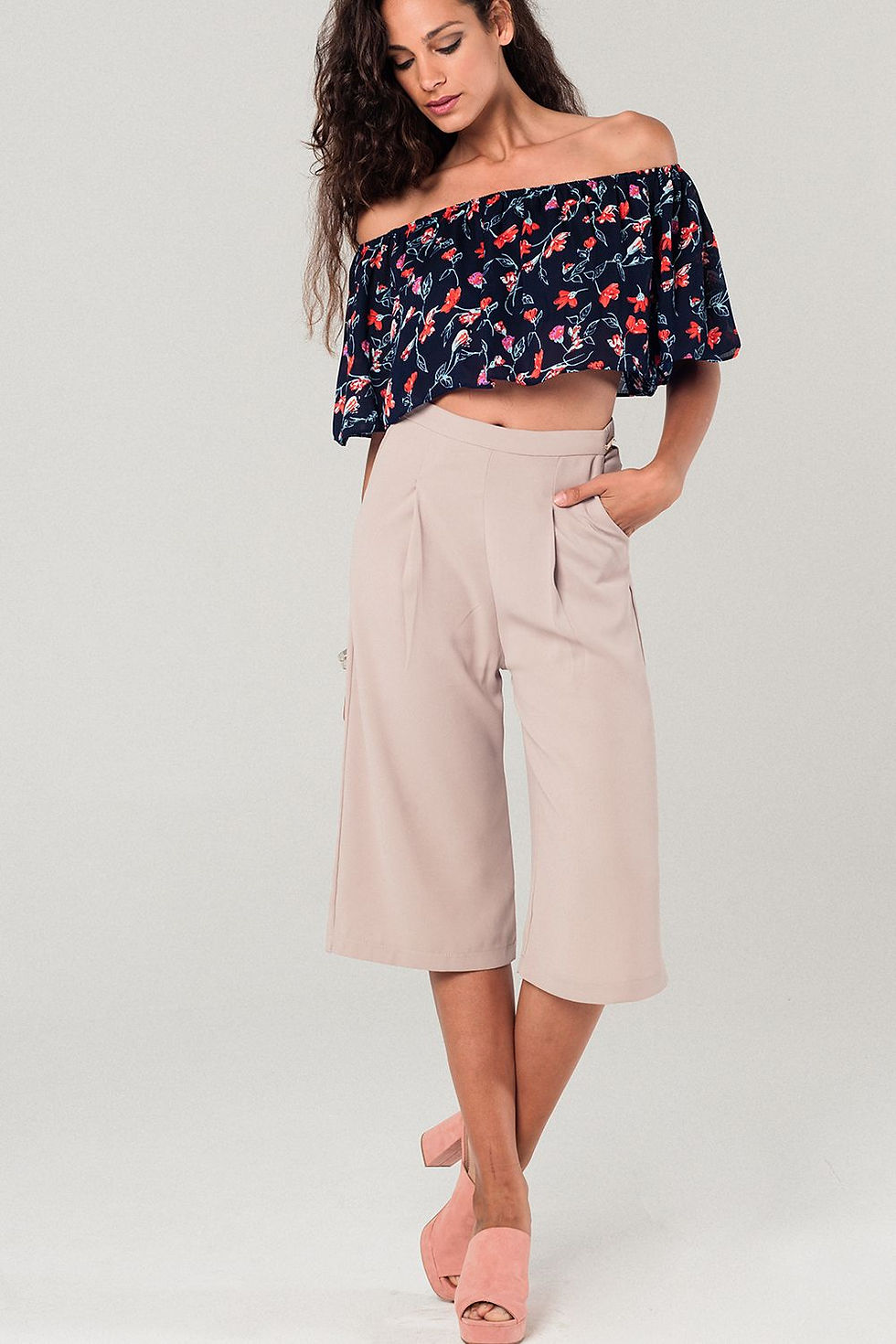 الصورة المصغرة: Off Shoulder Floral Crop Top in Navy