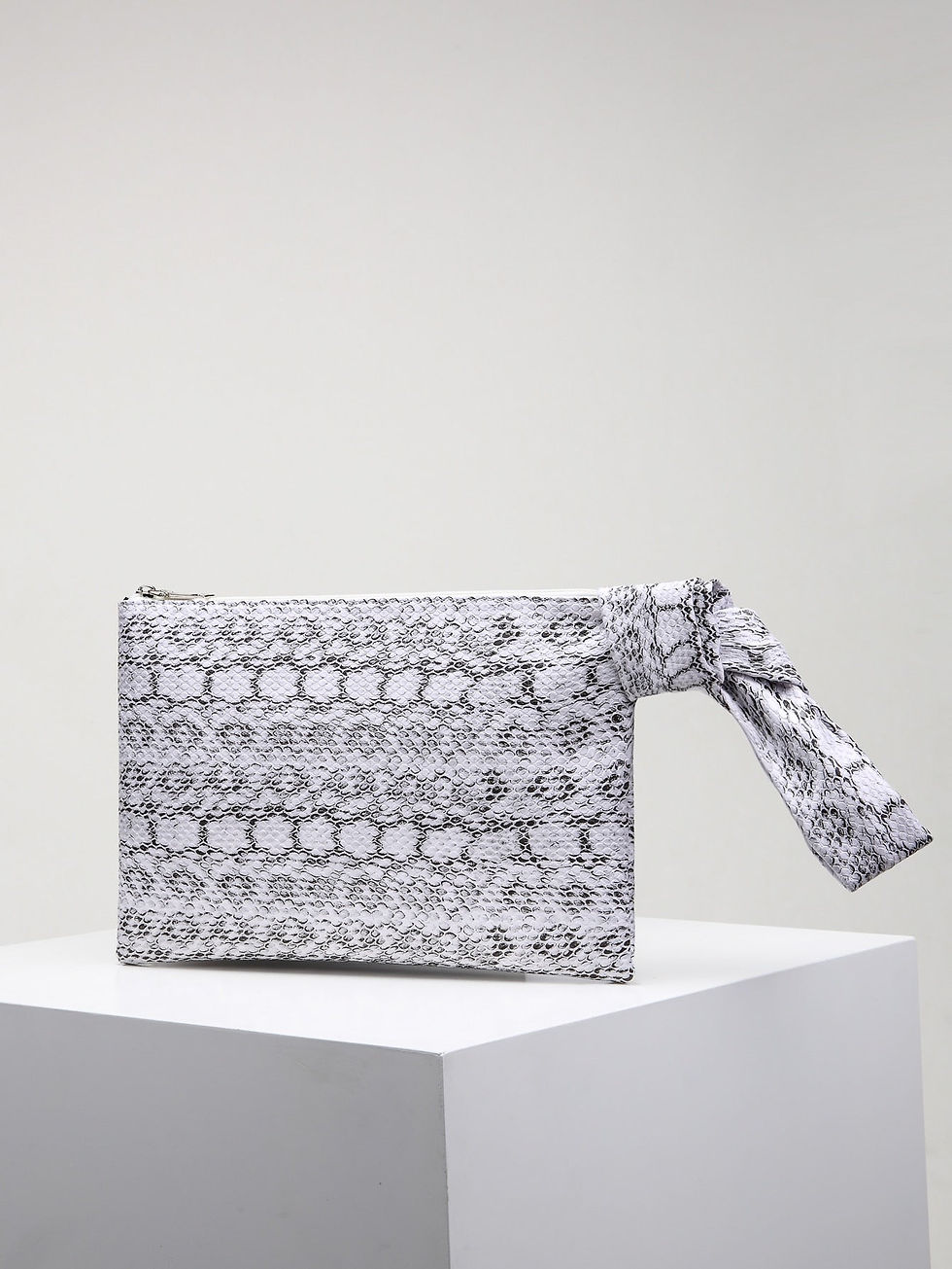 Miniatura: Fashionably Wrapped Around My Wrist Handbag - INTL BOUTIQUE