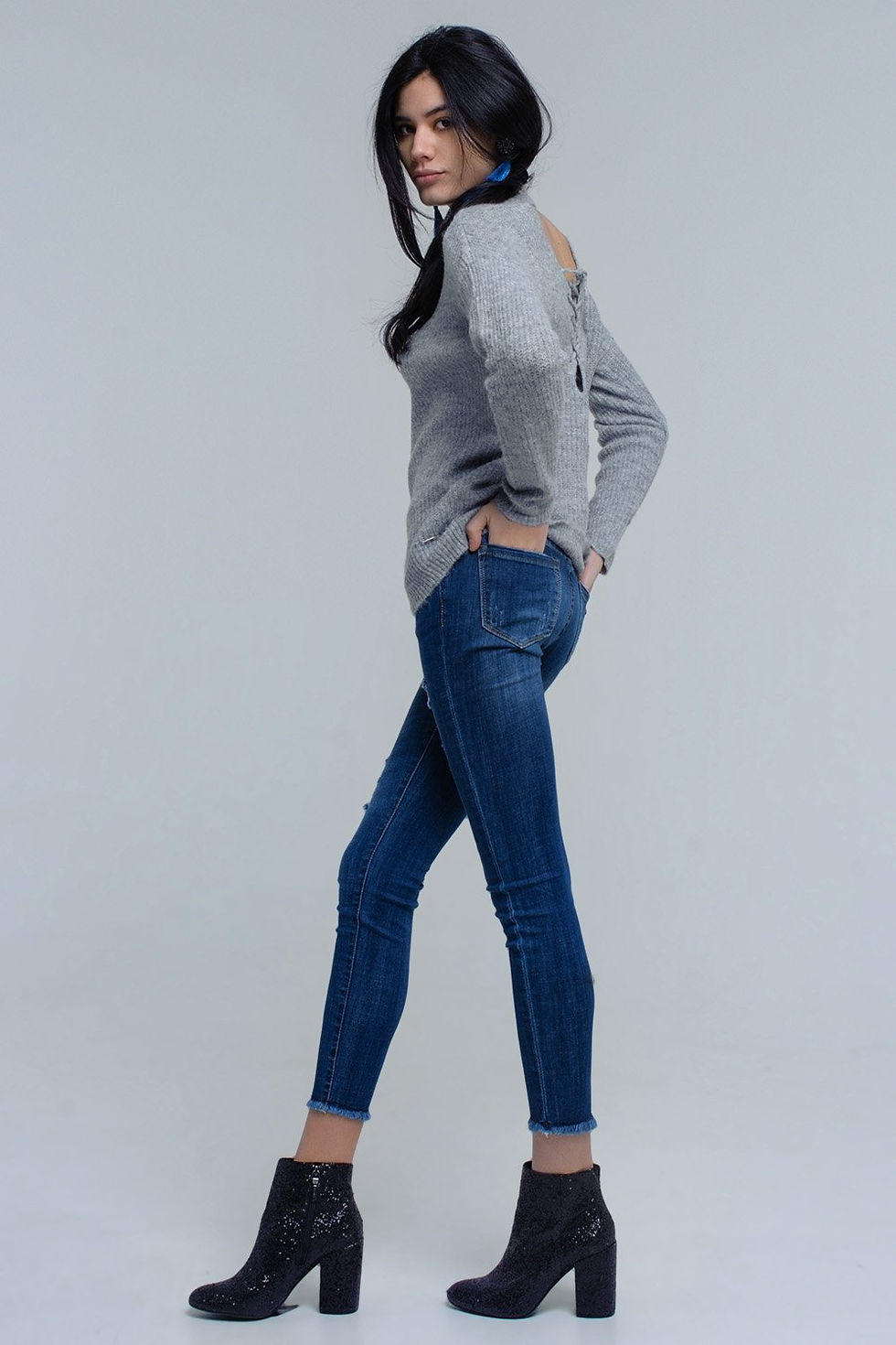 थंबनेल: Gray Knitted Sweater With Tie-Back Closure