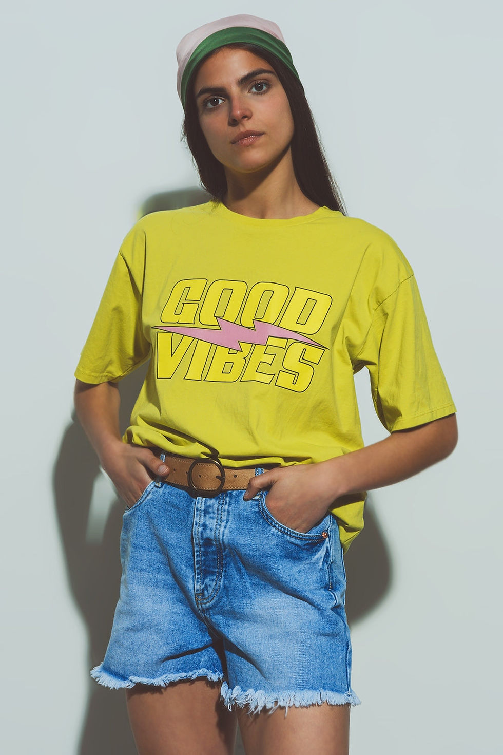 섬네일: T-Shirt With Good Vibes Text in Yellow