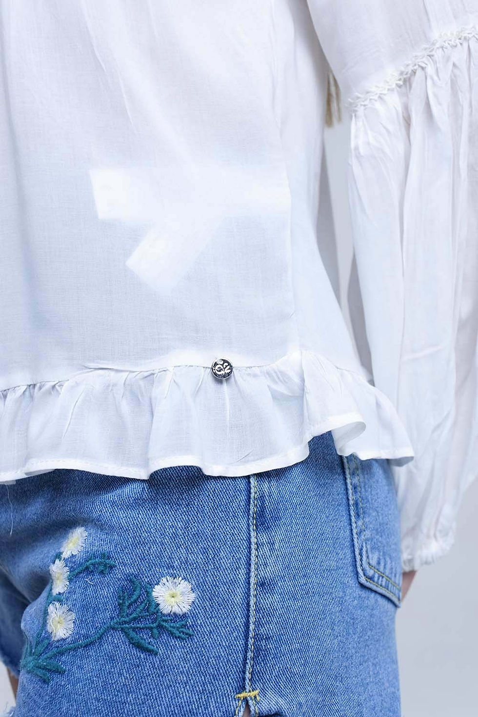 थंबनेल: White Lace Up Top With Ruffle Detail