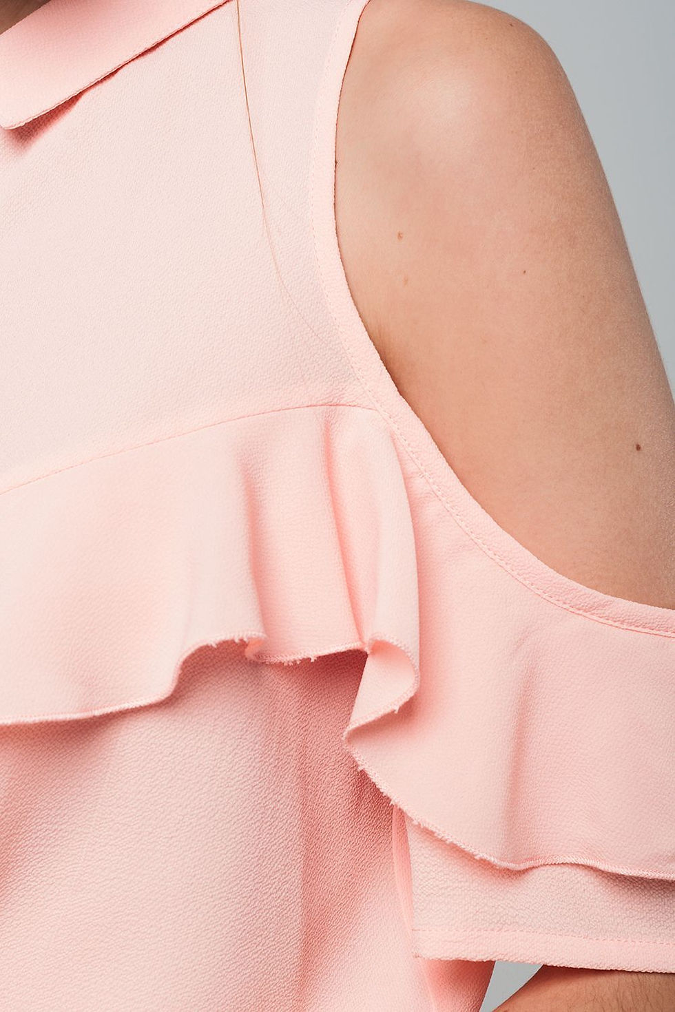 縮圖：粉色冷肩荷叶边衬衫 Cold Shoulder Ruffled Shirt in Pink