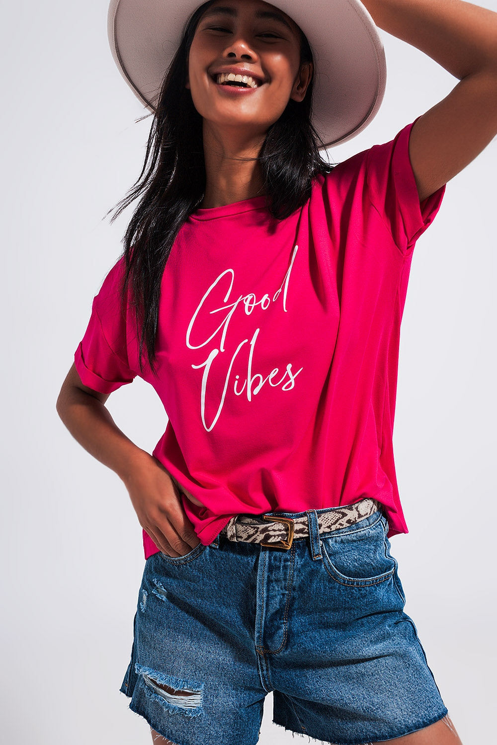Good Vibes Slogan Tee in Fuchsia