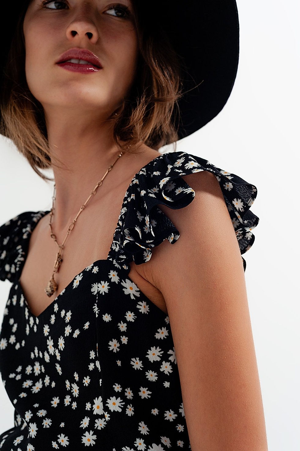 الصورة المصغرة: Frill Strap Cami Top in Black Ditsy Floral Print