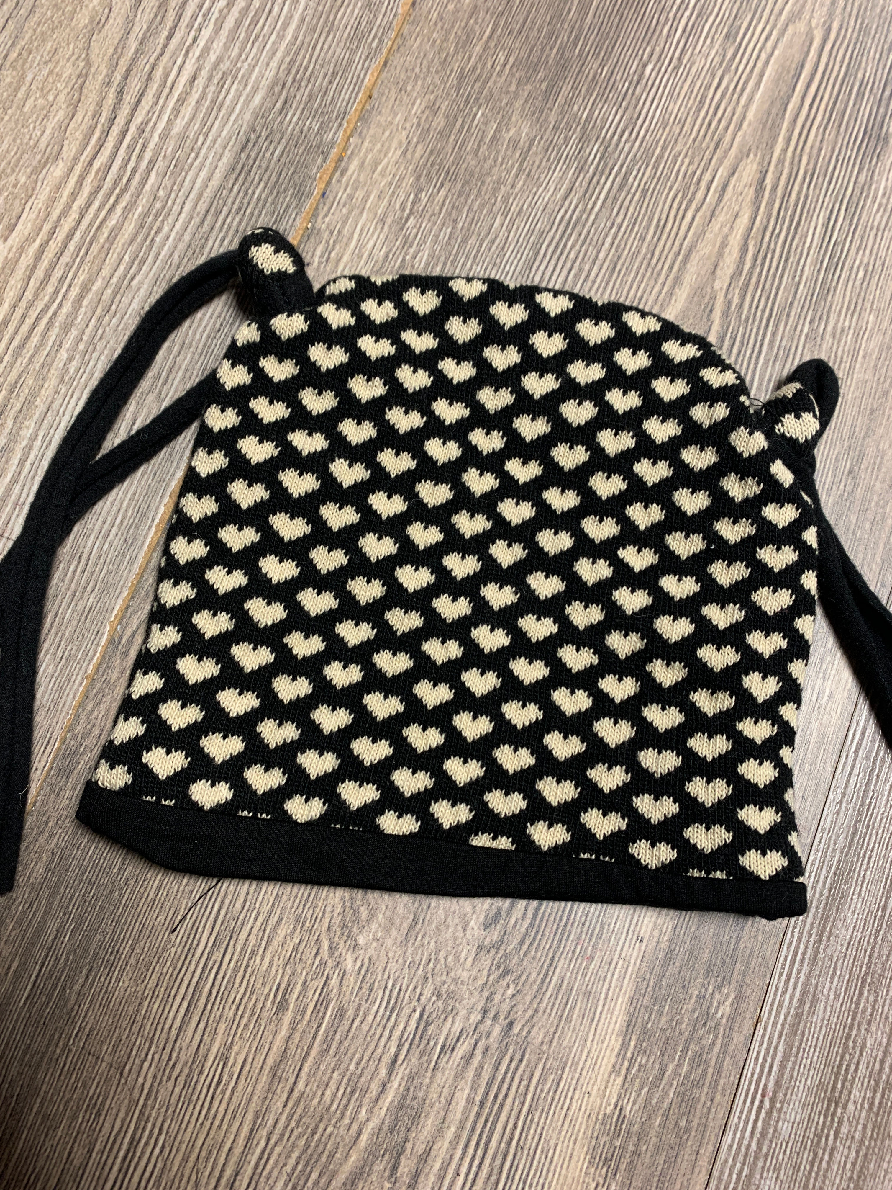 Berretta cuori nero beige