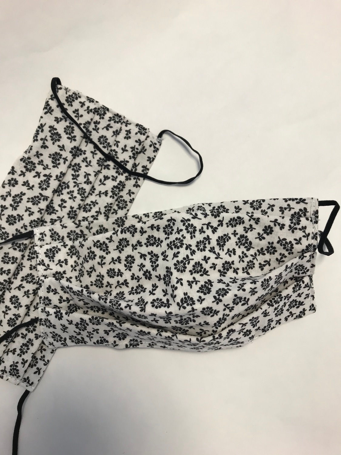 Adolescente fiorellini neri