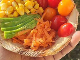 Une salade et son pain fait maison