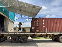 コーヒーの麻袋をコンテナへ積み込み