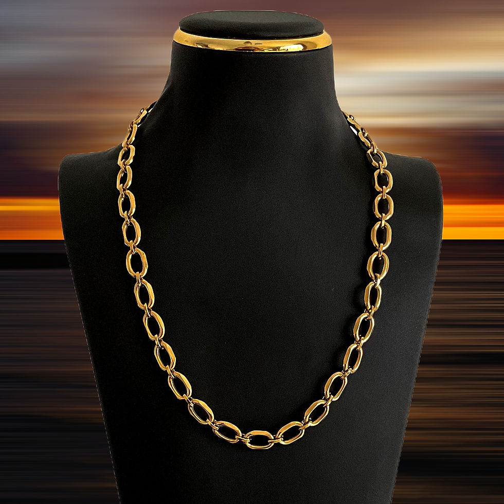 Collier en or sur un mannequin noir, Modèle: Eterna gold, détails lumineux et élégants.