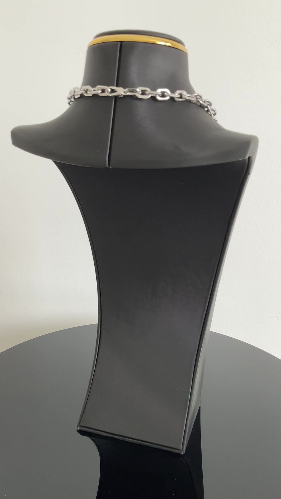 Miniature : ម៉ូដែល៖ មន្តស្នេហ៍សេឡេស្ទាល