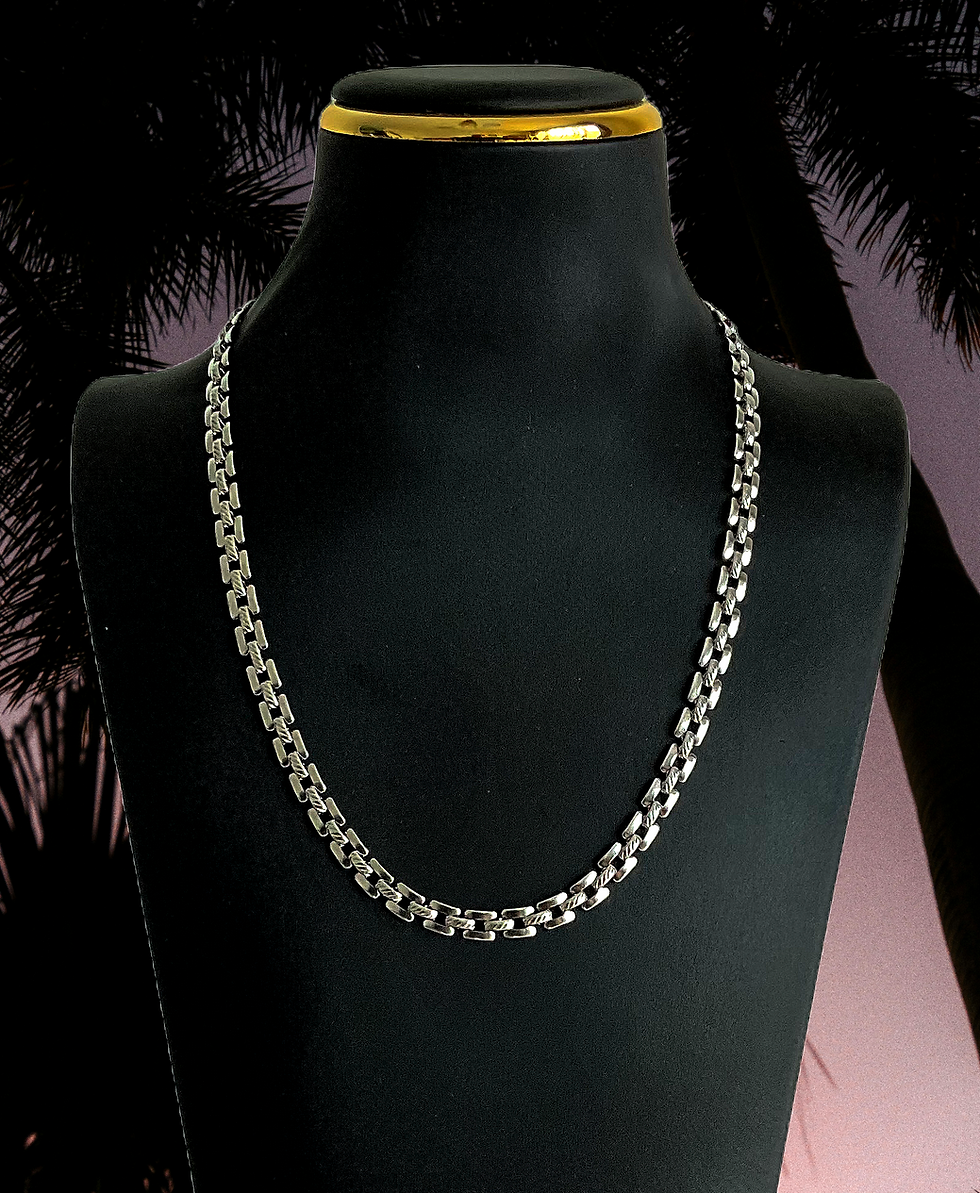 Thumbnail: Collier Symphonie D’élégance à maillons argentés sur buste.
