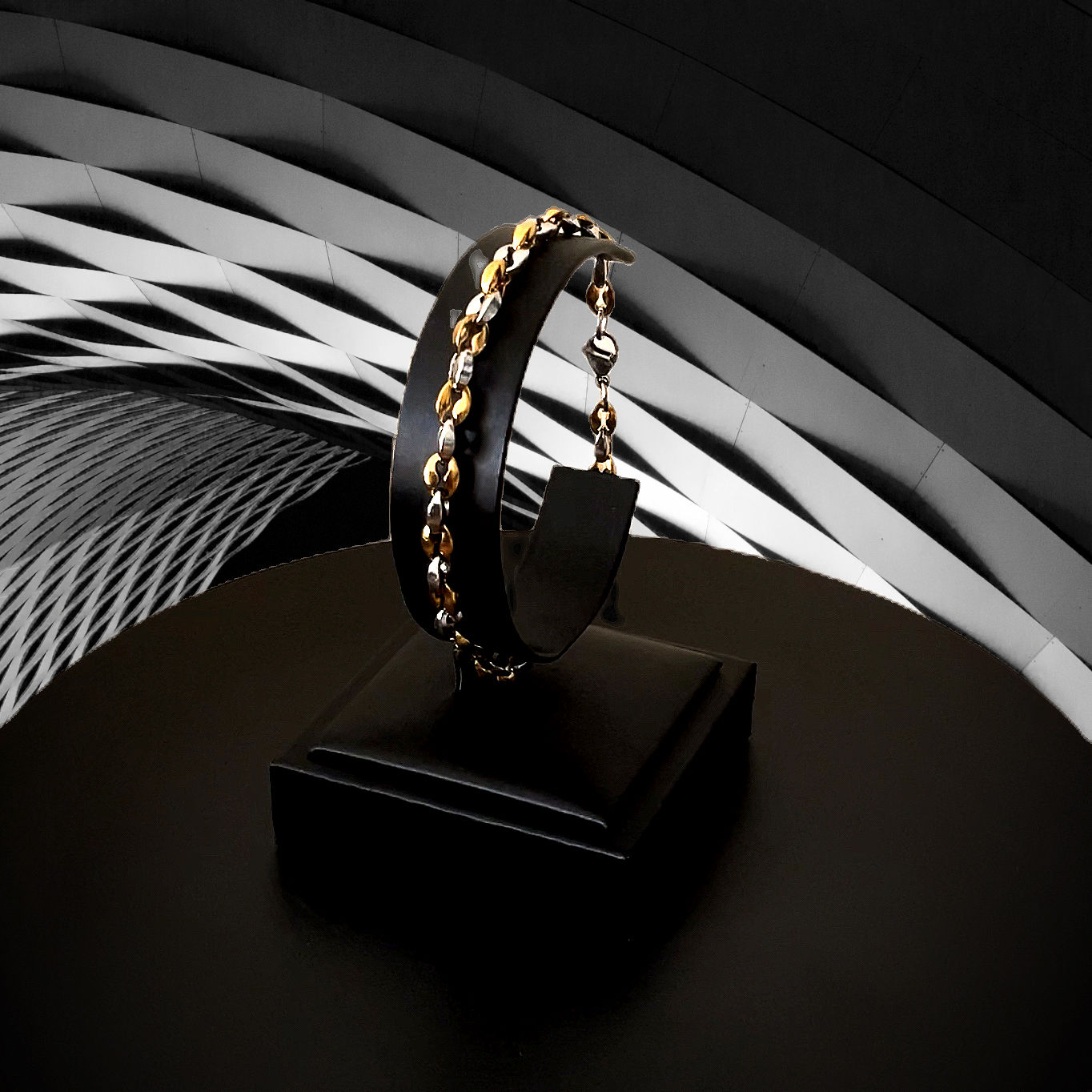 Bracelet avec chaîne et fermoir en acier inoxydable couleur or blanc et chaîne en acier inoxydable doré PVD. Longueur: 21 cm. Largeur: 5 mm.