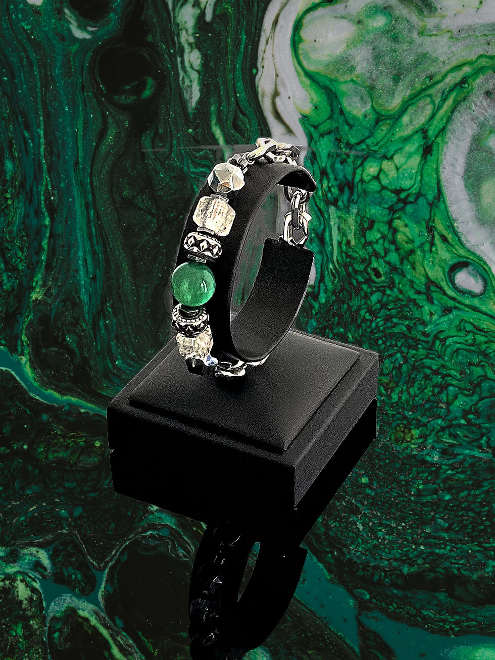 Des trésors modernes aux trésors naturels, découvrez la beauté unique de l'artisanat avec notre émeraude verte vibrante, notre azeztulite et notre quartz hertzien savamment encadrés d'acier inoxydable et de zircones noires.