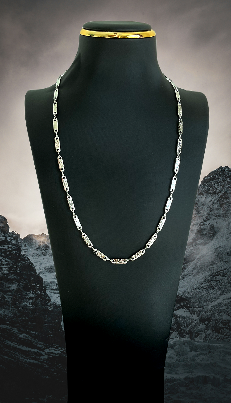 Crafted from premium rhodium-plated copper, an enchanting elegance for every outfit.
Embrace timeless elegance with this magnificent necklace.