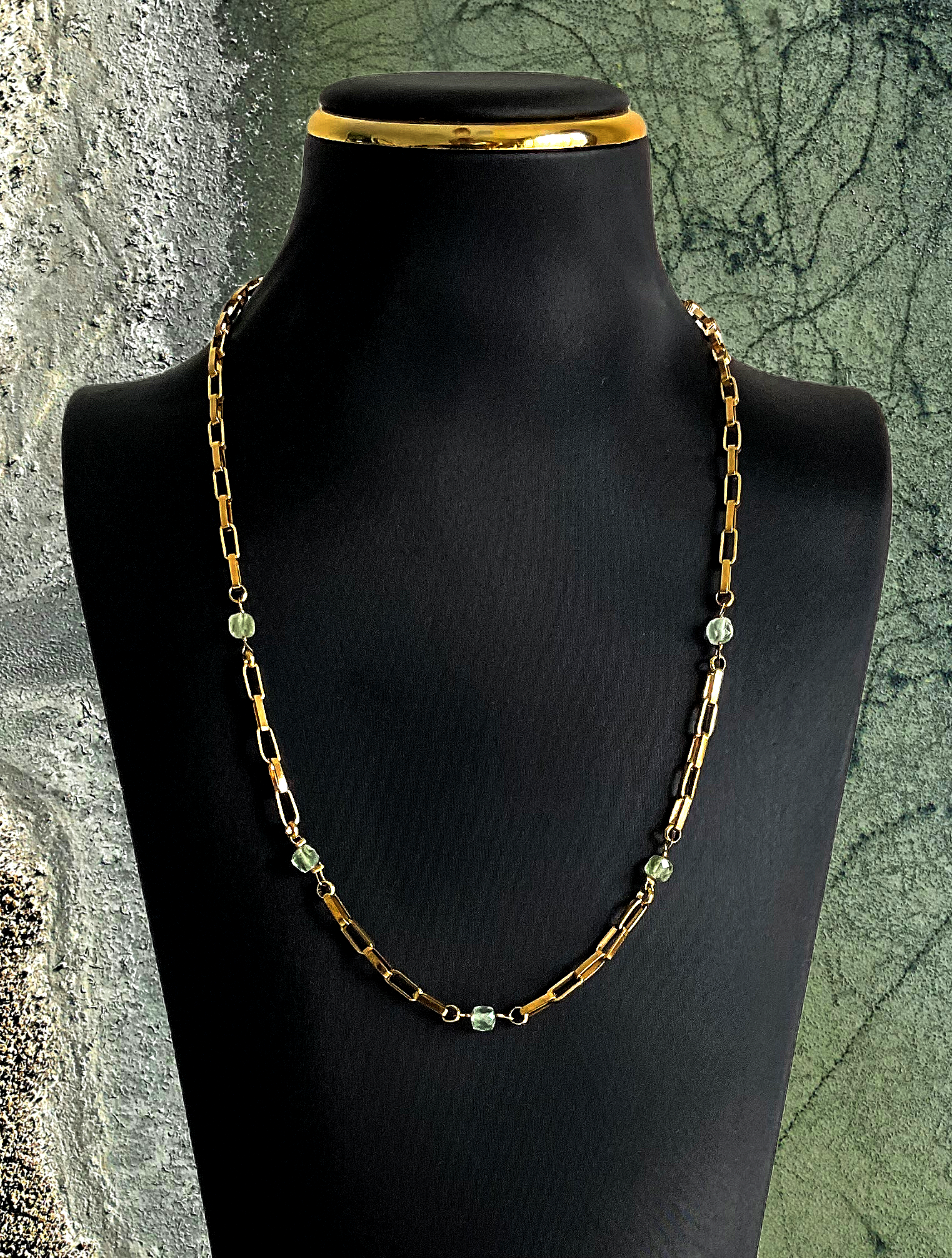 Made from gold PVD stainless steel and brilliant green prehnite crystals.
Discover a modern sophistication imbued with contemporary elegance.