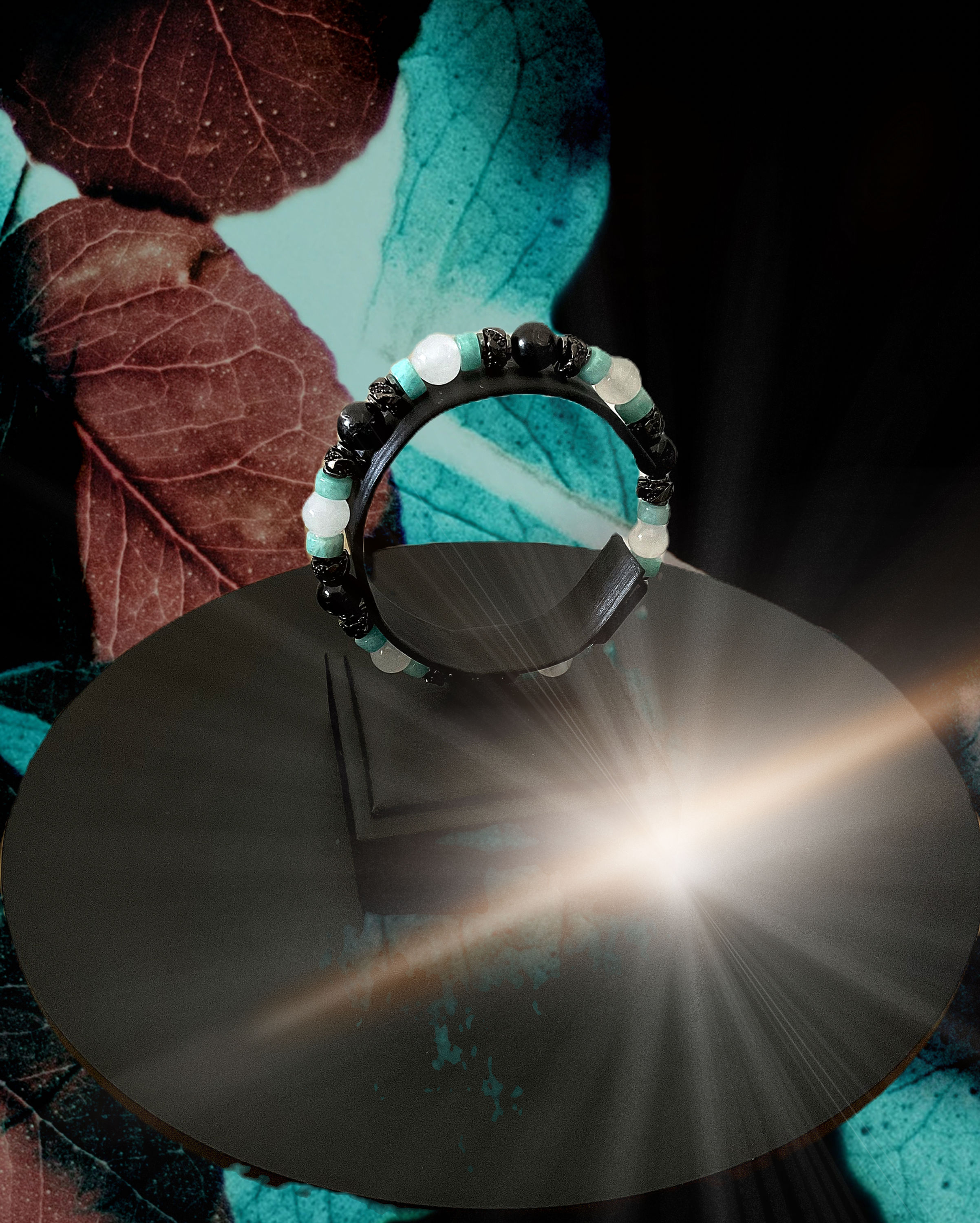 Bracelet en pierres naturelles d'hyperstène, de calcédoine blanche et d'amazonite verte. Acier inoxydable avec zircones. Amulette en acier inoxydable. Taille: 17 cm. Poids: 21 grammes. Épaisseur des pierres: 7 mm et 8 mm.