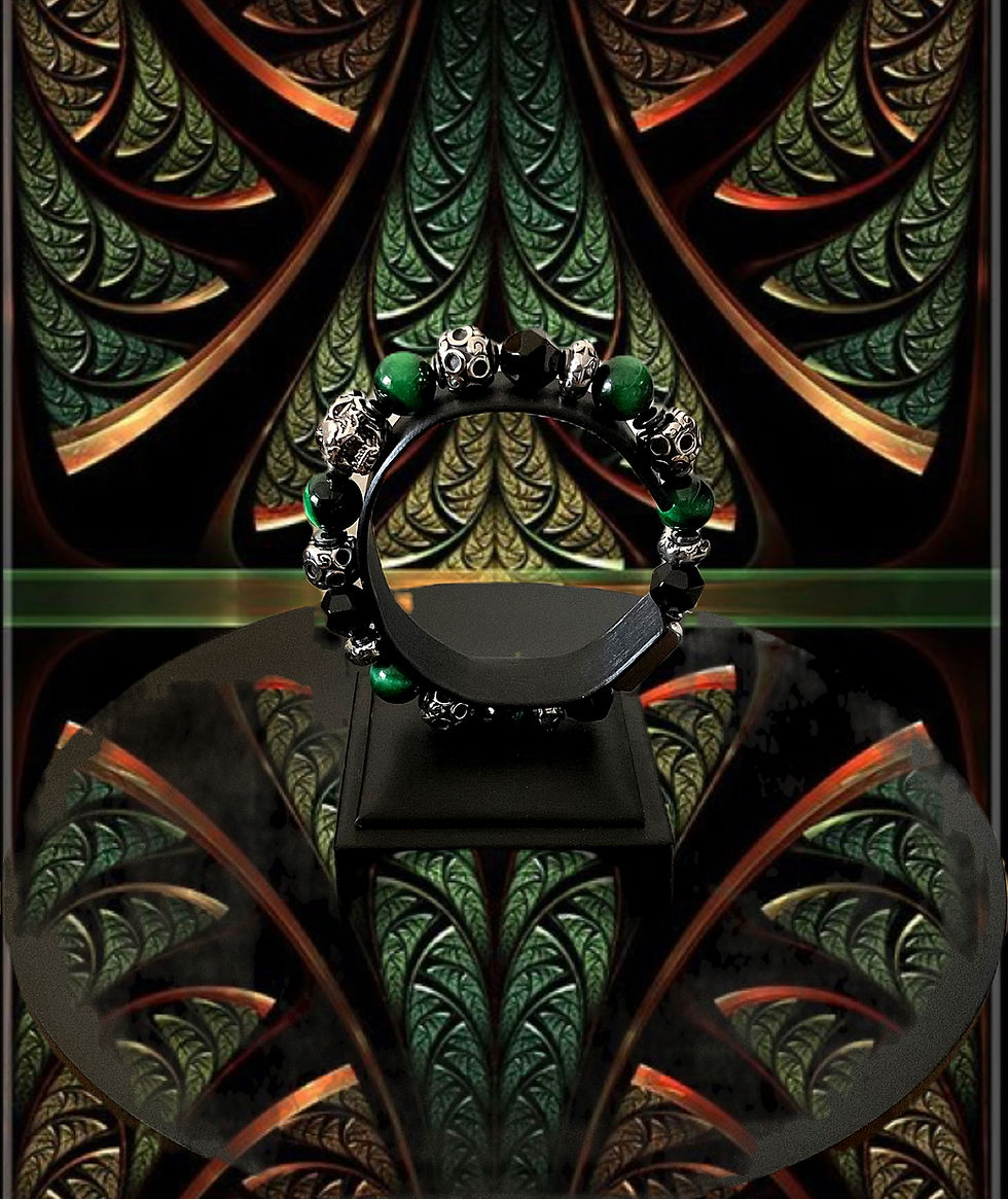 Bracelet en Cristal Œil de tigre naturel vert, agates naturelles noires et hématite. Passants en acier inoxydable. Tigre en argent 925 avec zircones noires. Amulette logo  ''Perpetual Movement'' en acier inoxydable. Taille: 16 cm. Poids: 49 grammes. Épaisseur des pierres 10 mm.