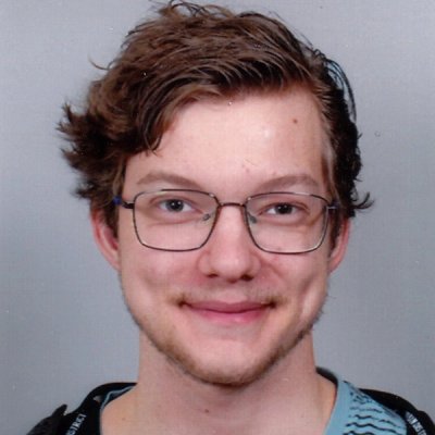 Portrait of Thies Verbraak smiling, wearing glasses