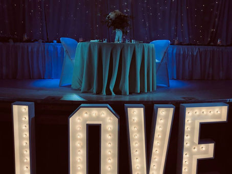 5 Wedding Backdrops Guests Will Line Up For