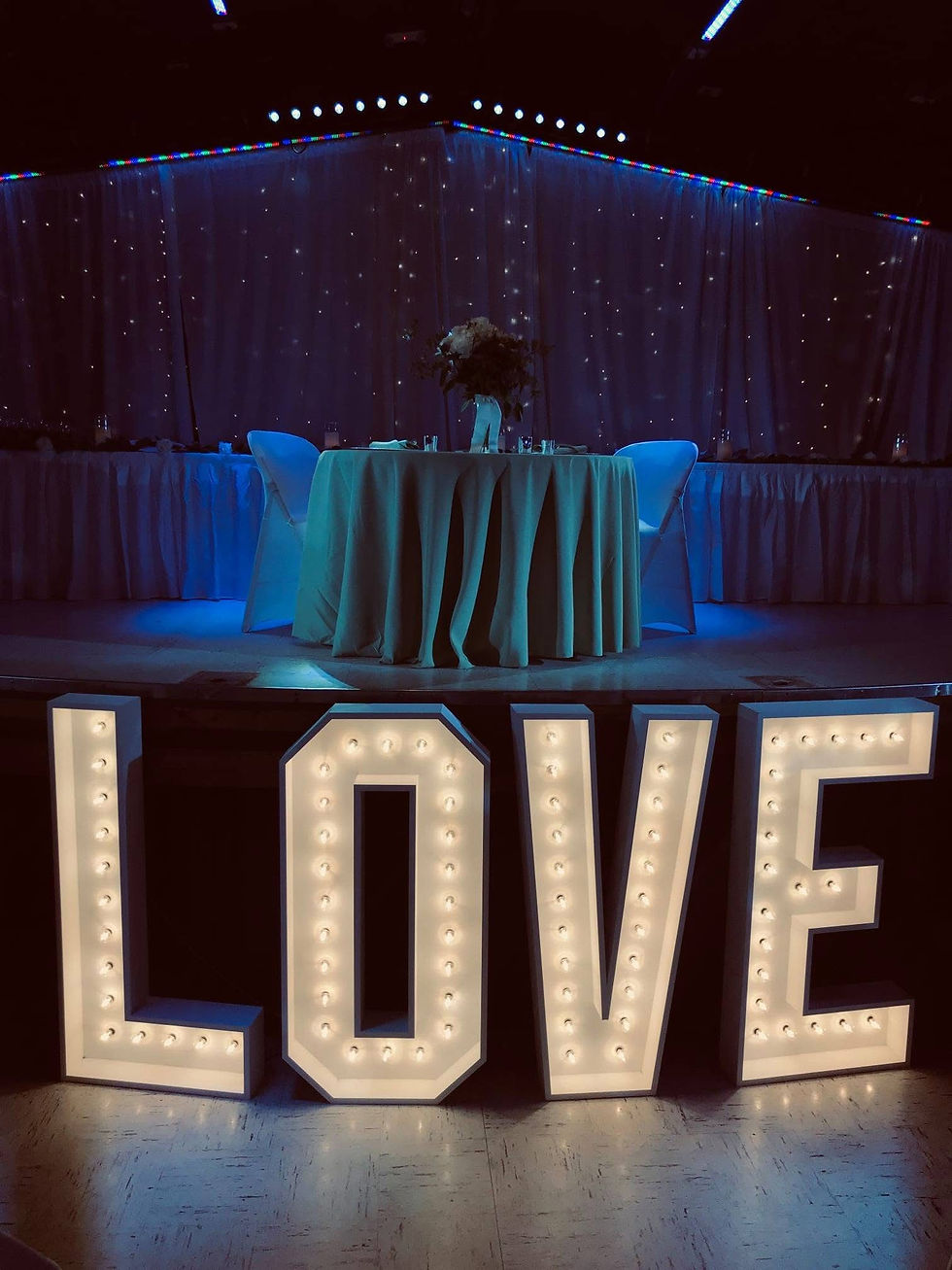 5 Wedding Backdrops Guests Will Line Up For