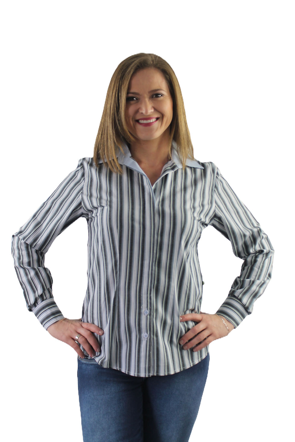 Modelo usando camisa polo listrada therelli-moda