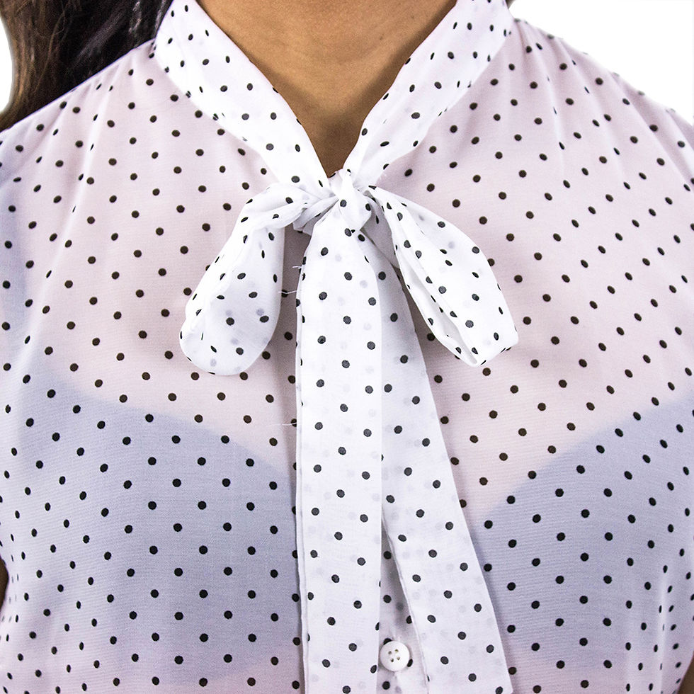 Miniatura: Blusa branca com bolinhas pretas e laço na gola