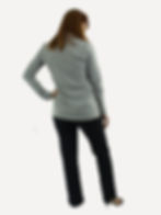 Modelo com calça preta e camisa Cinza com detalhe em rendas