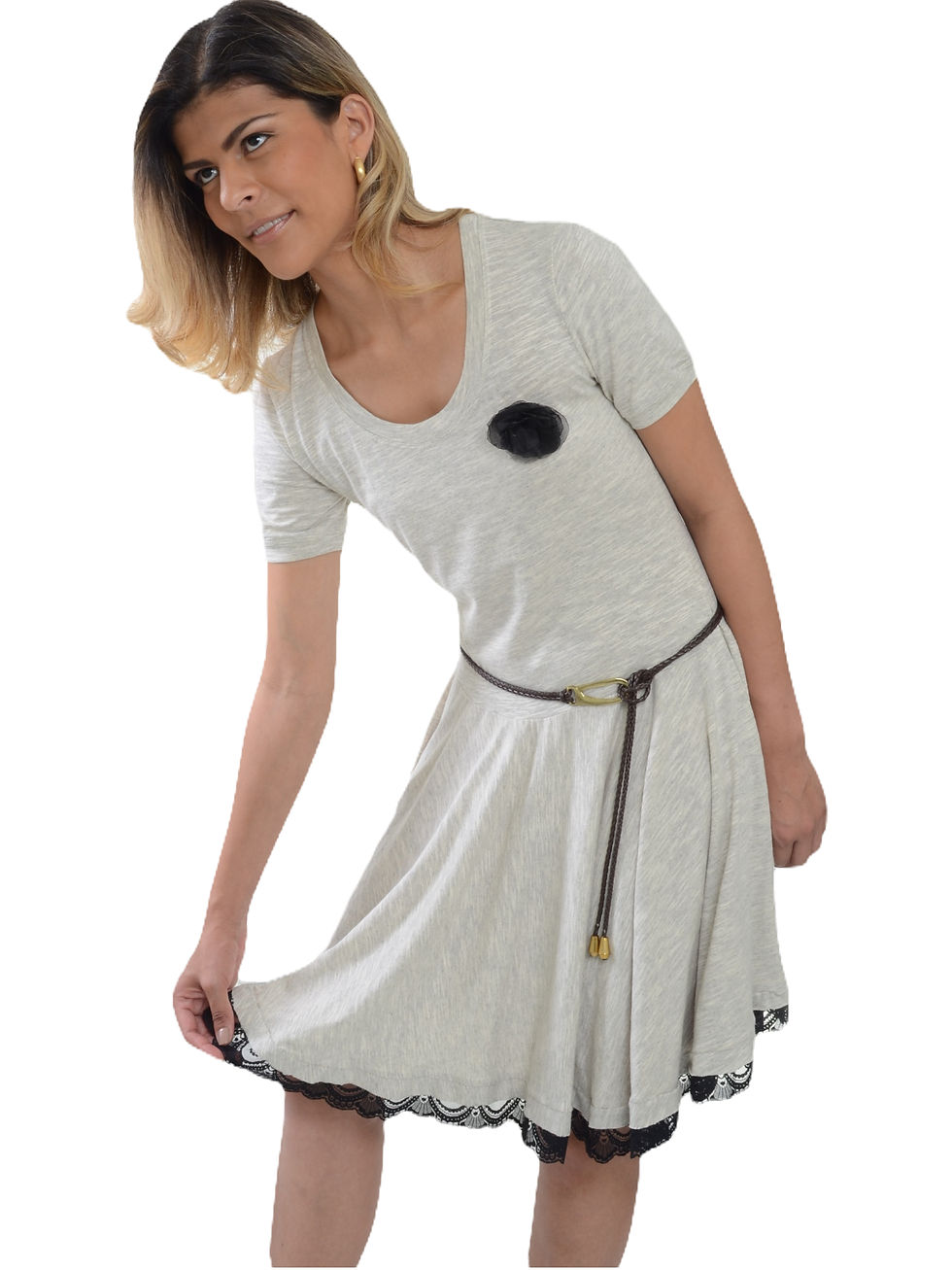 Modelo usando vestido cinza, detalhe em flor e cinto.