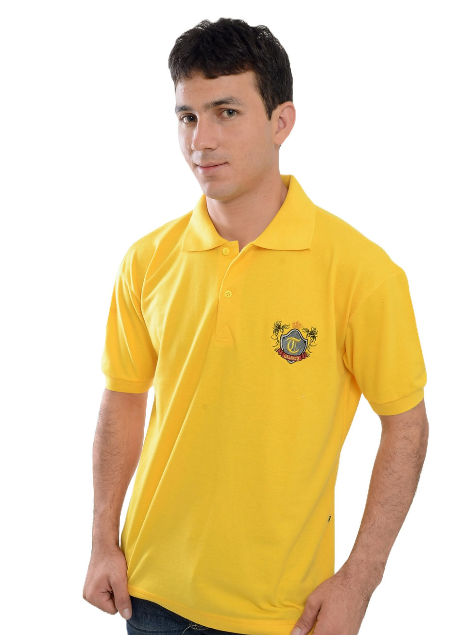Miniatura: Modelo usando polo amarela com brasão bordado