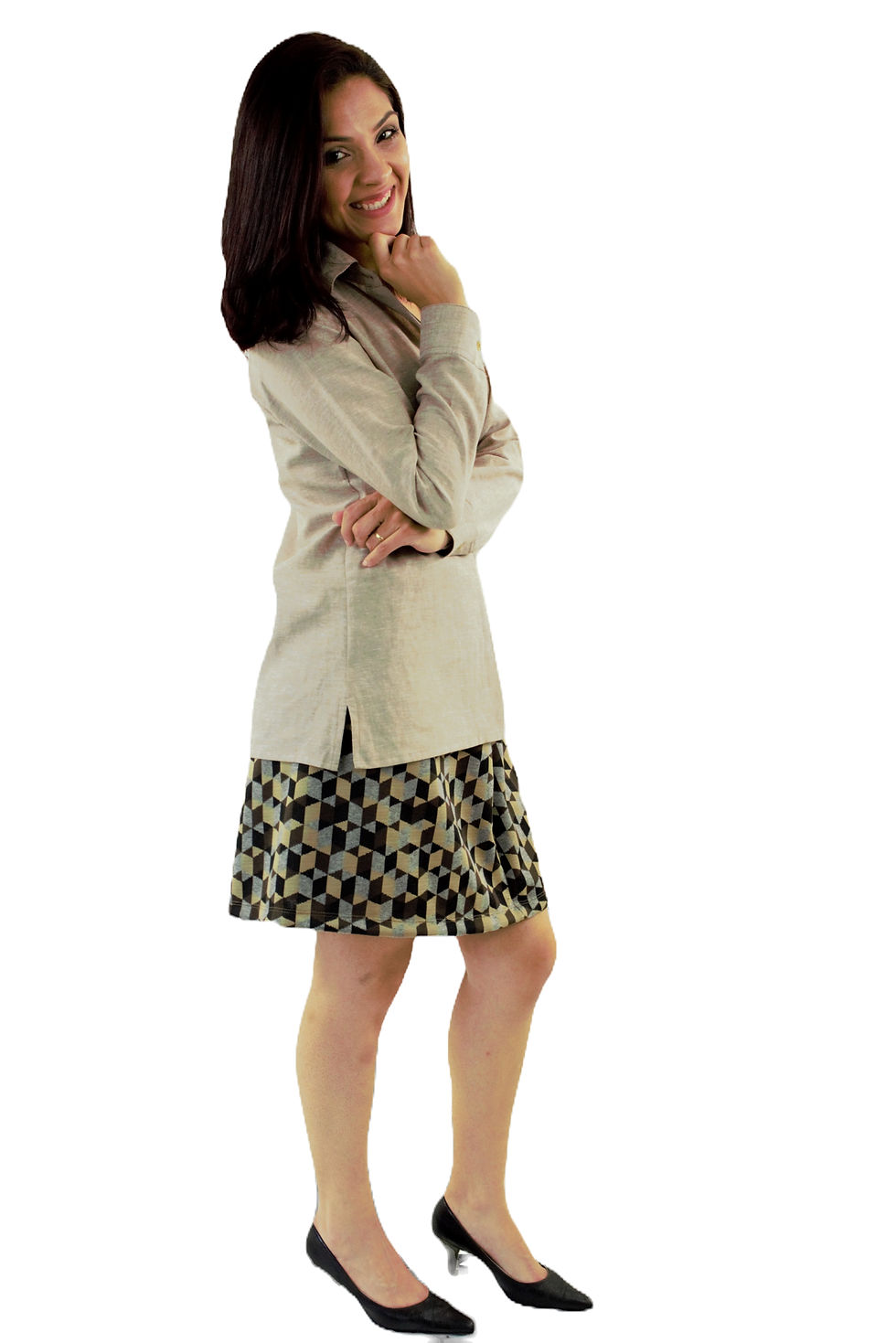 Modelo usando saia e suéter bege therelli-moda