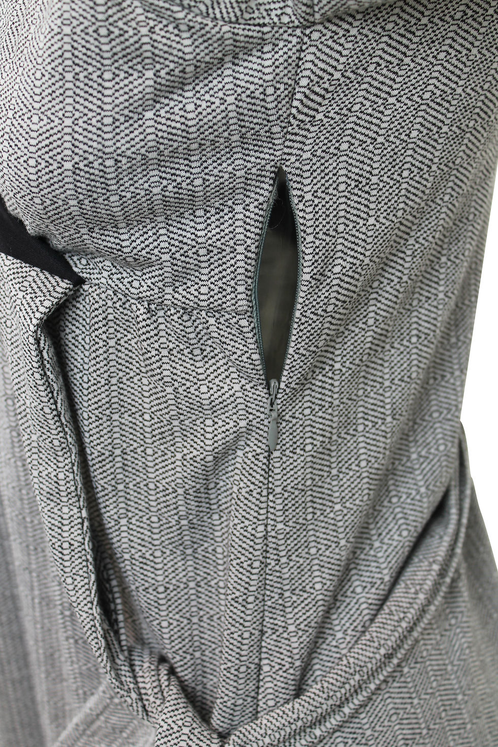 Thumbnail: Detalhe de abertura em camiseta polo cinza therelli-moda
