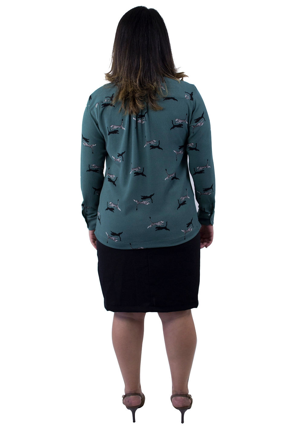 Modelo usando blusa estampada therelli-moda