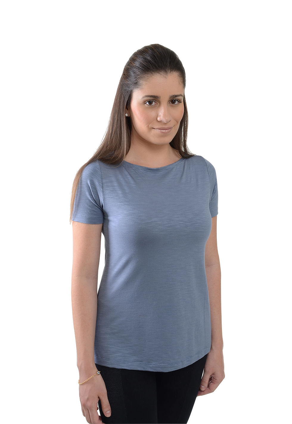 Thumbnail: Modelo usando blusa azul modal therelli-moda