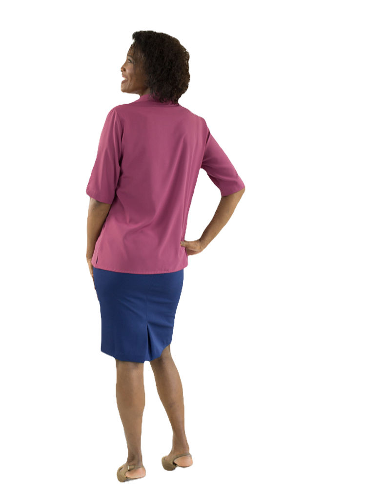 Miniatura: Modelo usando saia e camisa polo rosa