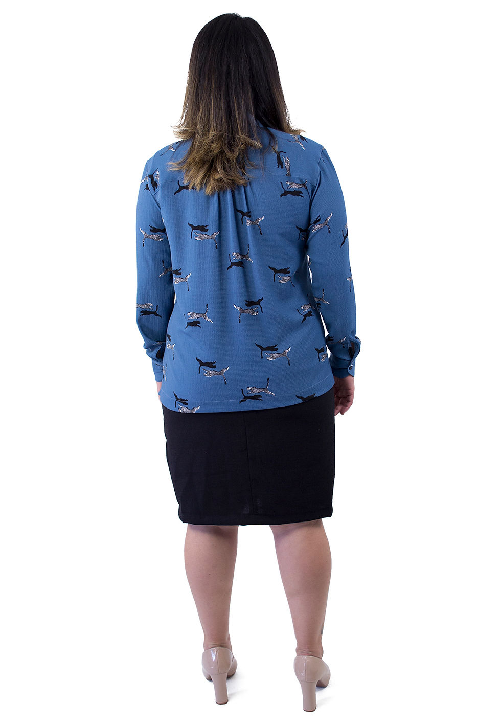 Modelo usando blusa azul com estampa de cachorros e saia preta