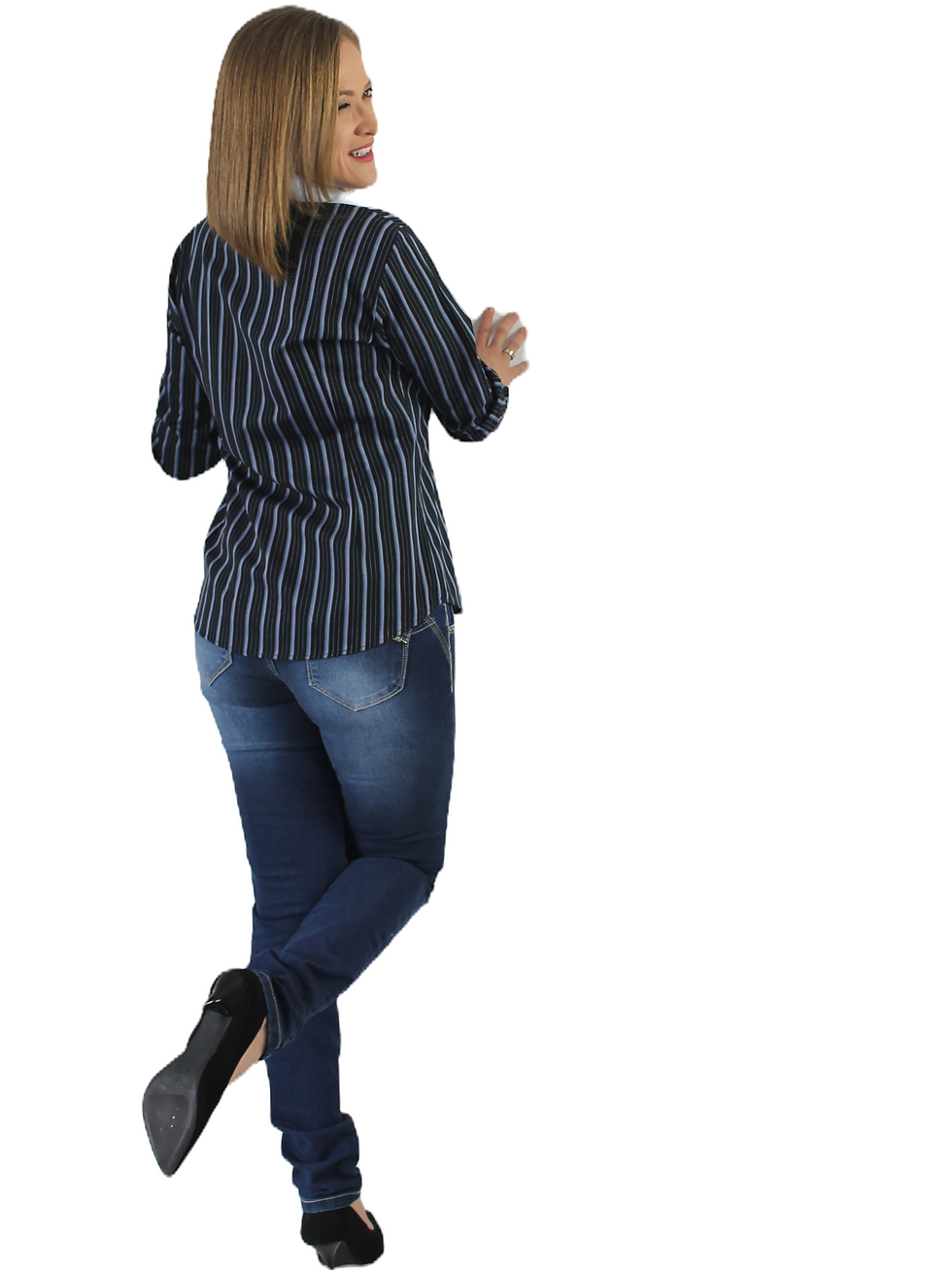 Modelo usando camisa listrada e jeans.