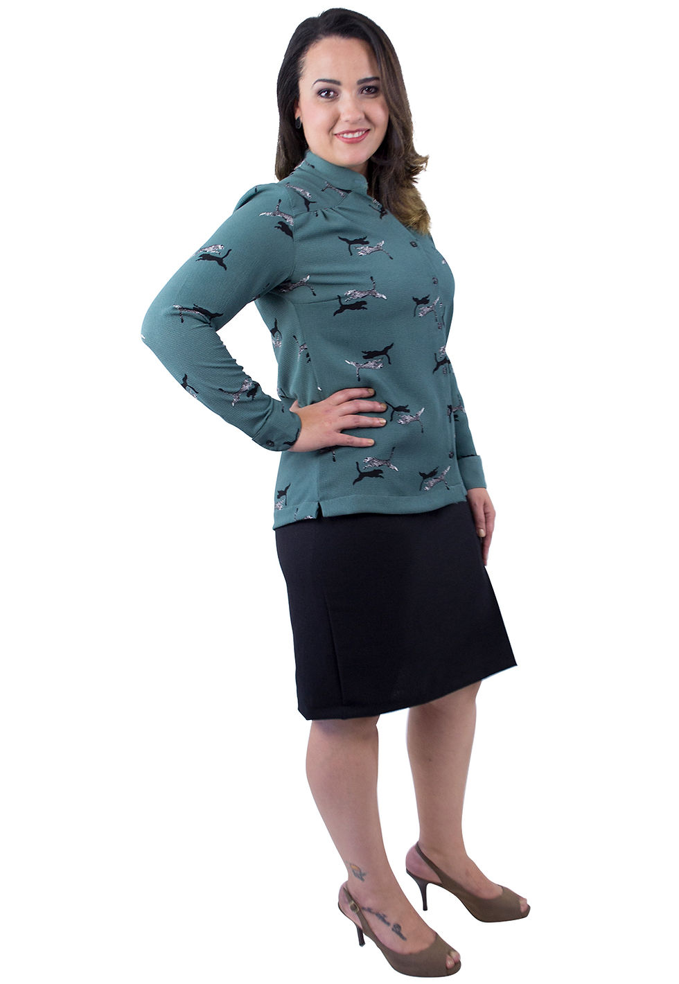Thumbnail: Modelo usando camisa polo feminina verde com estampa de cachorrinhos