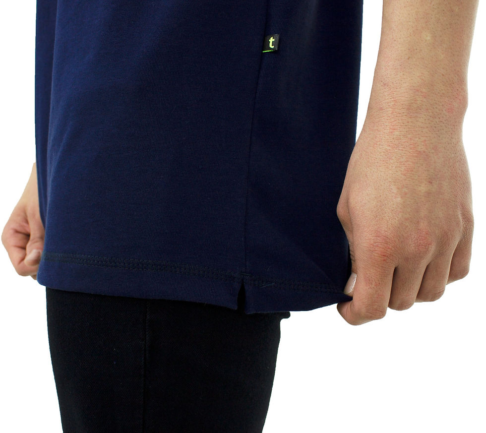 Miniatura: Modelo usando camiseta polo masculina azul marinho therelli-moda