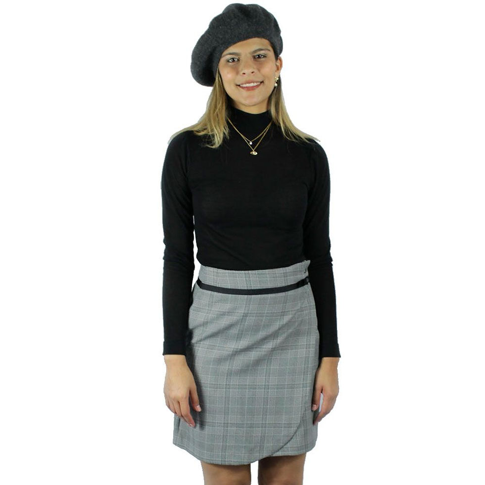 Miniatura: Modelo usando saia envelope xadrez, blusa preta, e boina cinza.