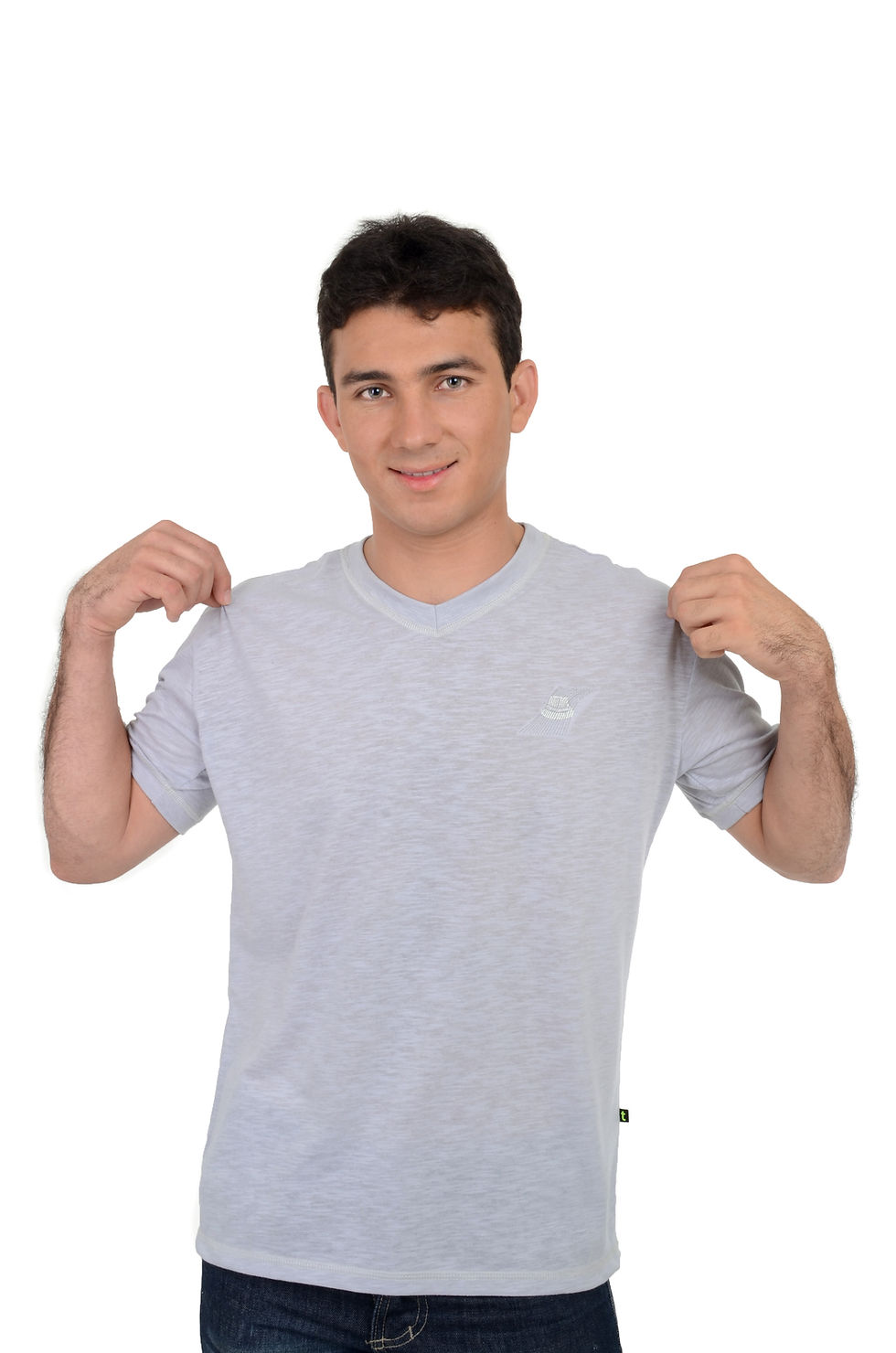 Miniatura: Modelo mostrando camiseta cinza, decote V, therelli-moda