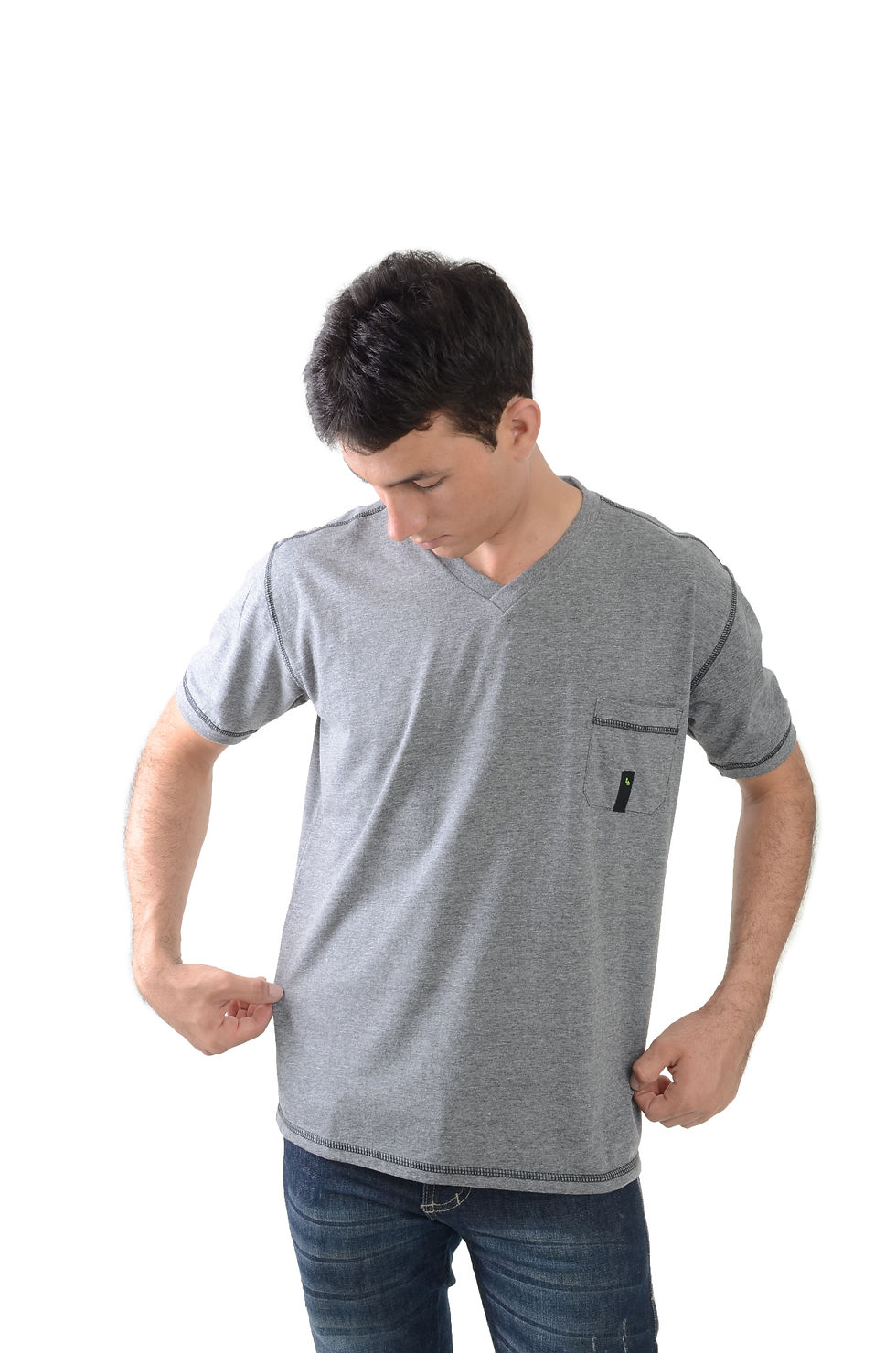 Thumbnail: Modelo visualizando camiseta cinza, decote V, therelli-moda