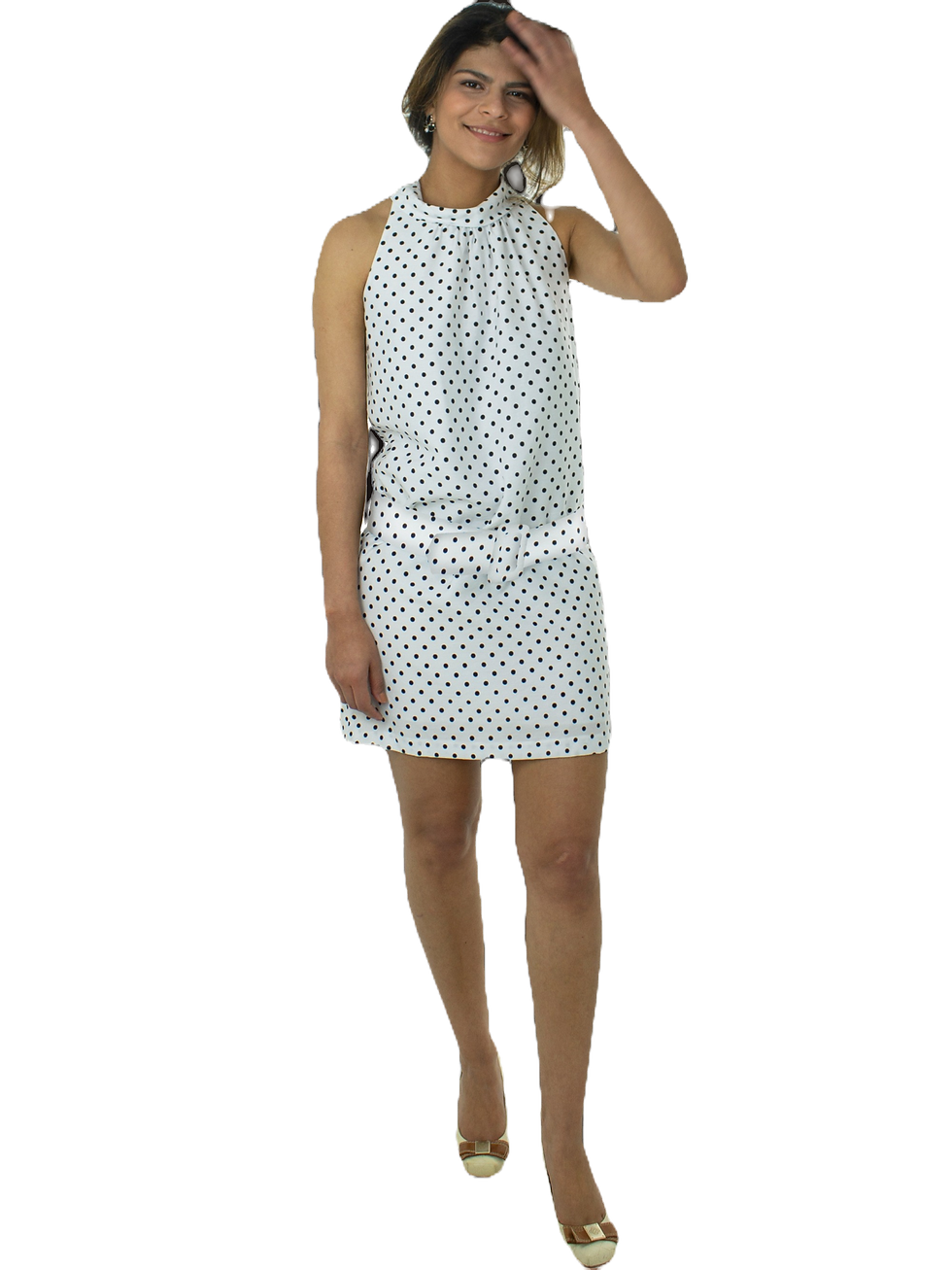 Thumbnail: Vestido Polo Rodado therelli-moda: modelo usando vestido curto branco com bolinhas pretas.