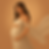 Mujer embarazada posando en estudio con luz suave y entorno artístico minimalista.