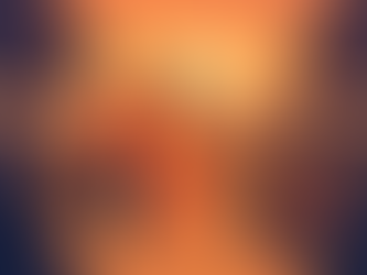 Pareja caminando de la mano al atardecer mientras una fotógrafa captura su complicidad a distancia