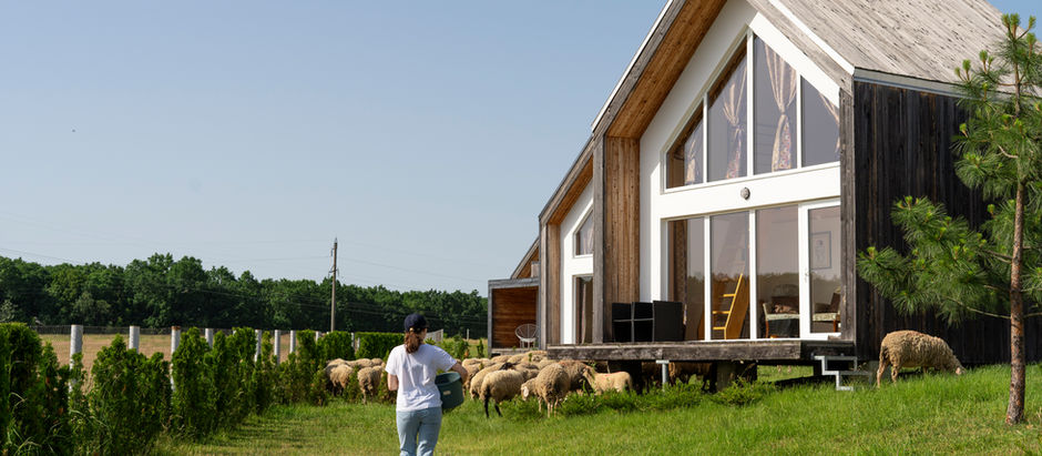 Barndominiums vs Custom Homes in Texas 2026: Cost & Design