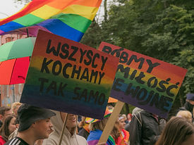 Osoby z transparentami wszyscy kochają tak samo