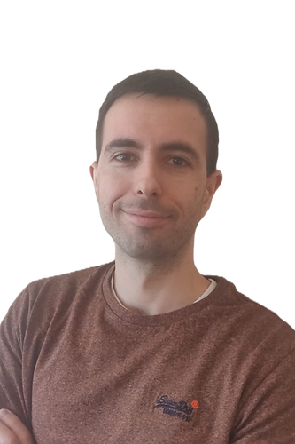 Homme type européen souriant