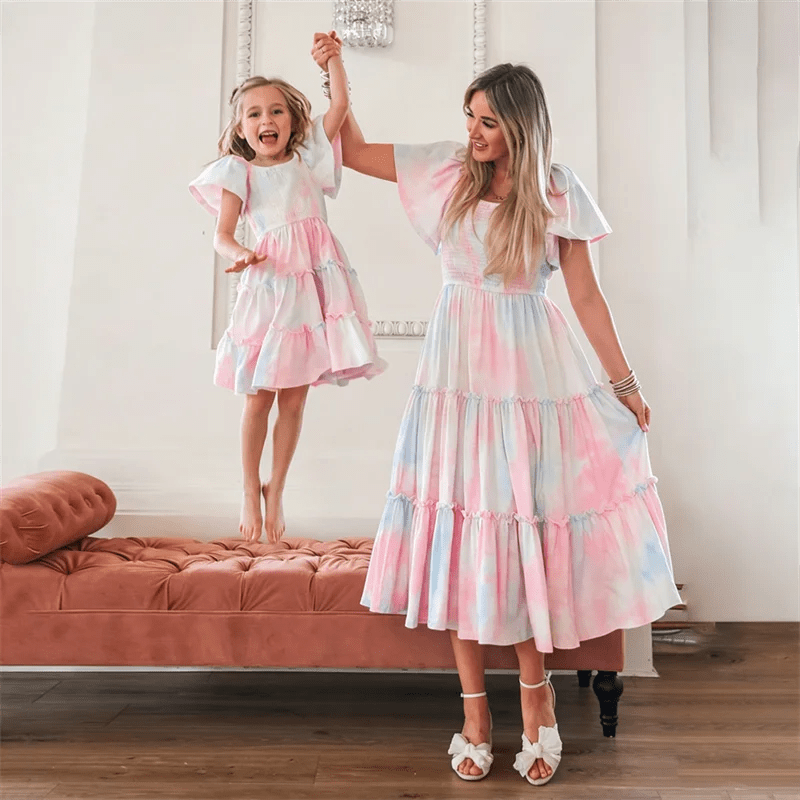 Vestidos bohemios mamá e hija: el look de playa más tierno